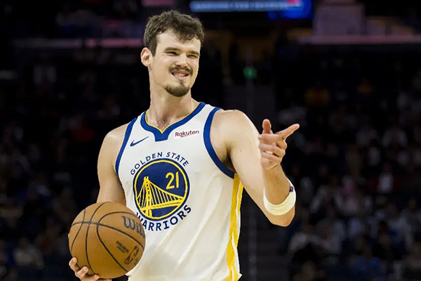 斯潘塞19分封神,科尔临场制胜!勇士险胜骑士,库明加低迷成忧