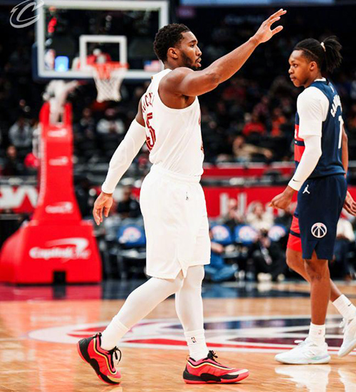 末节狂轰45分逆转!米切尔48分封神 骑士13连胜<a href=/lanqiu/wizards/ target=_blank class=infotextkey>奇才</a>