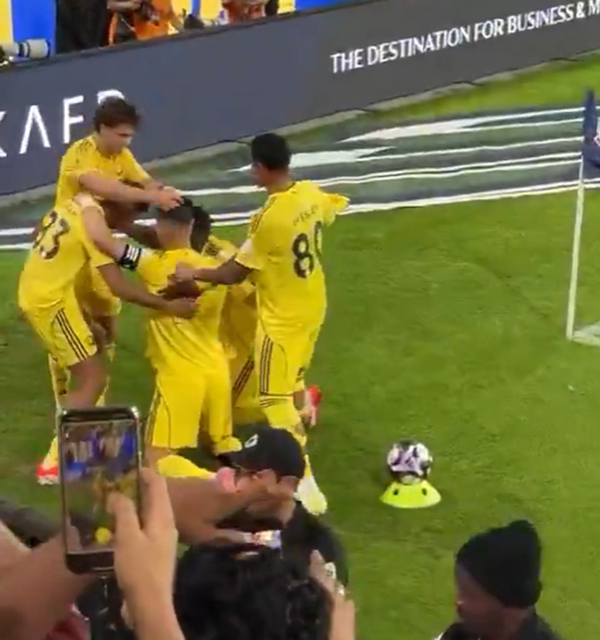 绝杀瞬间！<a href=/star/zuqiu/122.html target=_blank class=infotextkey>菲利克斯</a>给C罗戴上“胜利信物”，C罗跳舞回应嗨爆！