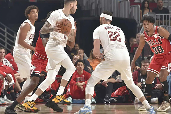 NBA季前赛:公牛1分险胜骑士,布泽利斯表现抢眼